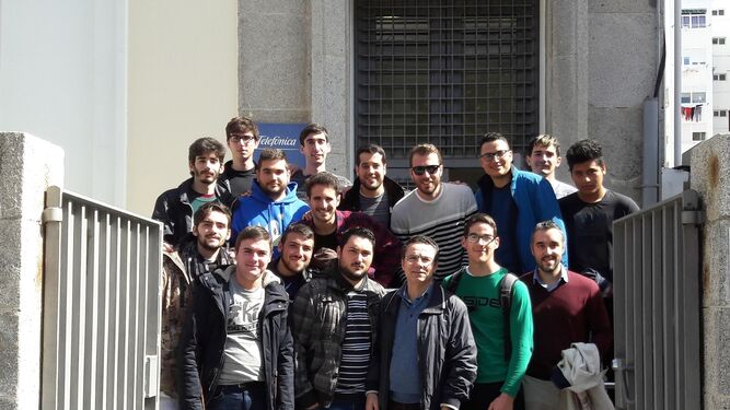 Un grupo de estudiantes en la central de San José en Cádiz.