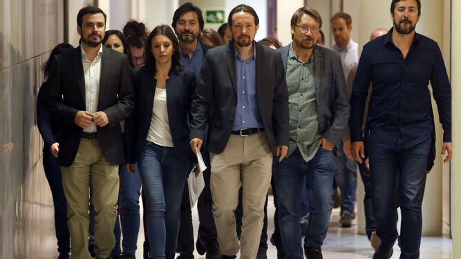 El líder de Podemos, Pablo Iglesias, escoltado por su equipo antes de comparecer ayer en el Congreso.