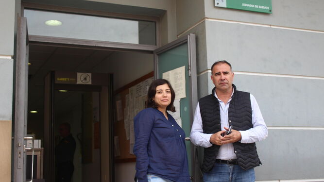 María Dolores Varo y Rafael Quirós, ayer en los Juzgados de Barbate.