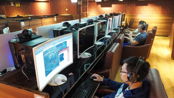 Clientes en un cibercafé de Taiwán.