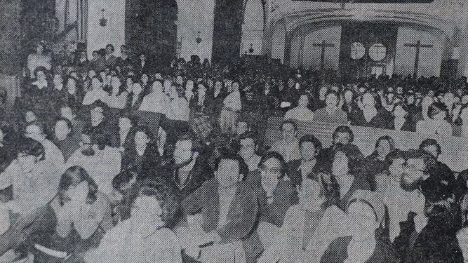 Asistentes a la conferencia de Lanza del Vasto, en 'Diario de Cádiz'.