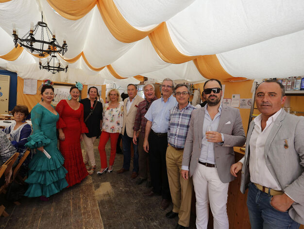 Juan Carlos Camas, director de la Real Escuela, junto a jinetes y miembros de la instituci&oacute;n.