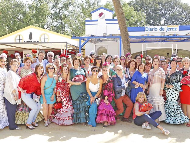 Foto de familia del personal del servicio de Urgencias del Hospital de Jerez, ayer delante de la caseta de Diario de Jerez, donde compartieron un brindis con los responsables del peri&oacute;dico.