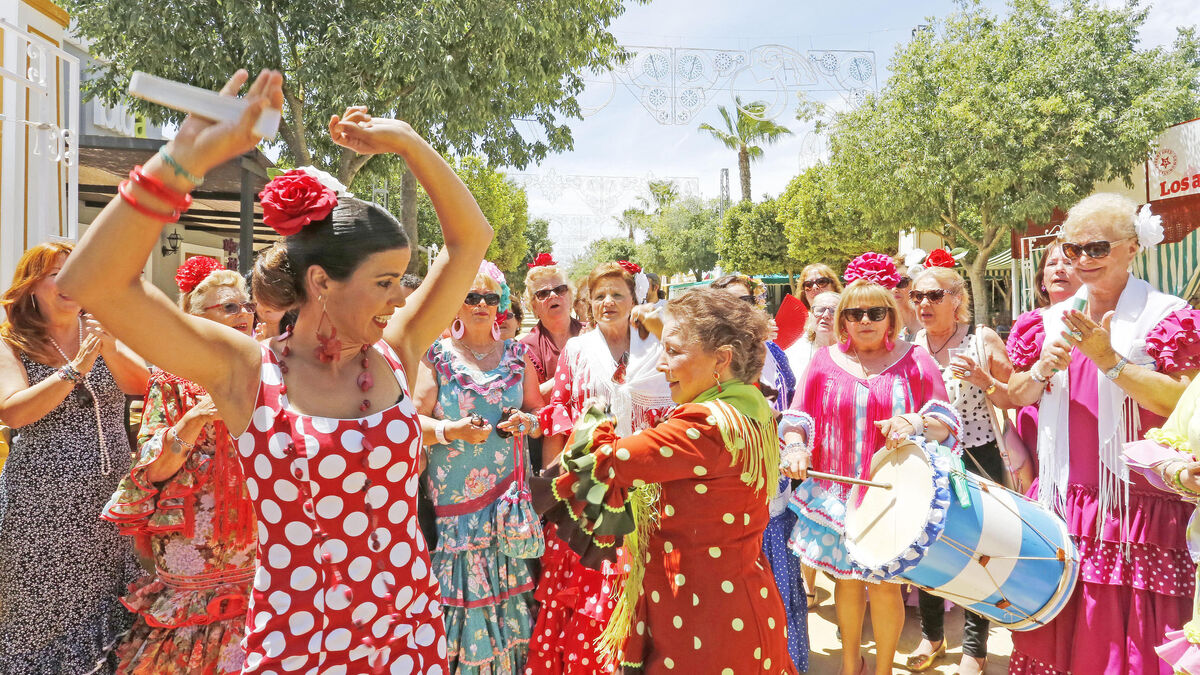 La parlamentaria andaluza baila en el Real con un grupo de mujeres.