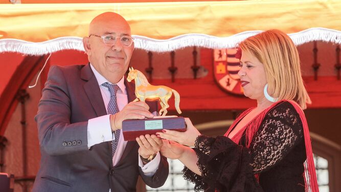 Nahman Andic recibe el Caballo de Oro de manos de la alcaldesa