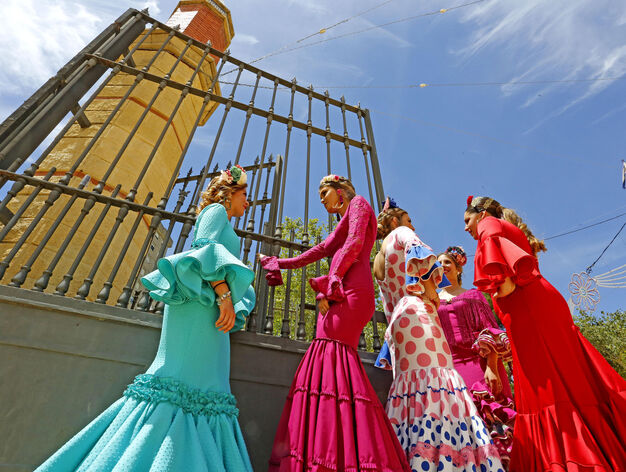 Un grupo de mujeres, entrando en el Real de la Feria ayer vestidas de gitana