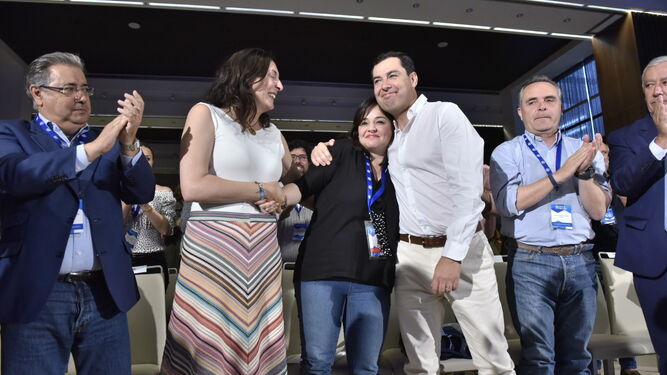 Virginia Pérez, en el centro, con el presidente del PP-A, Juanma Moreno.