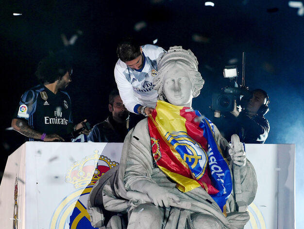 El Real Madrid celebra su triunfo en Liga.