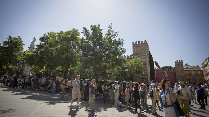 Turistas alrededor de la zona del Real Alcázar.