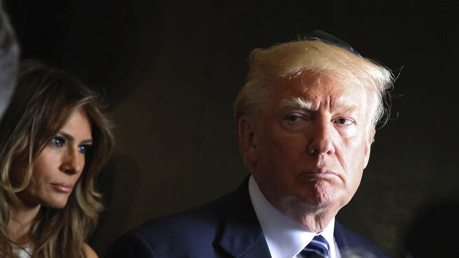 Donald Trump ayer en el Museo del Holocausto, en Jerusalén. Detrás su esposa Melania.