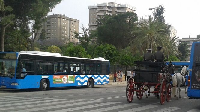 Un autobús urbano estacionado ante el González Hontoria en la pasada edición de la Feria del Caballo.