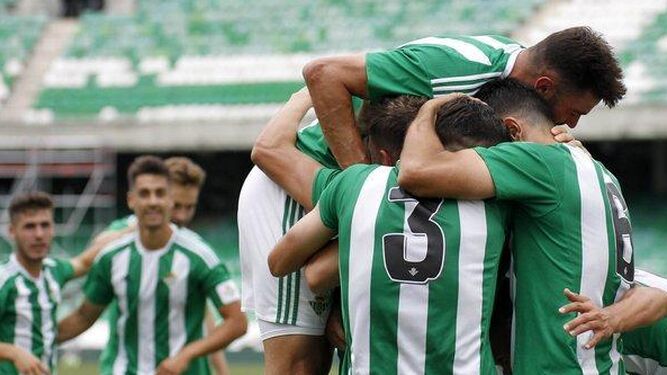 Los jugadores del Betis B hacen piña tras el gol de Redru al Lorca Deportiva.