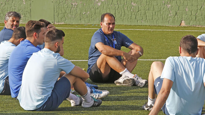 Vicente Vargas conversa con sus jugadores durante el enrtrenamiento de ayer en El Altillo School.
