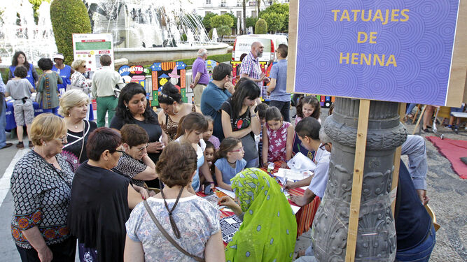 El puesto de tatuajes de henna, como se puede comprobar, fue uno de los más visitados durante la tarde de ayer en la plaza del Arenal.