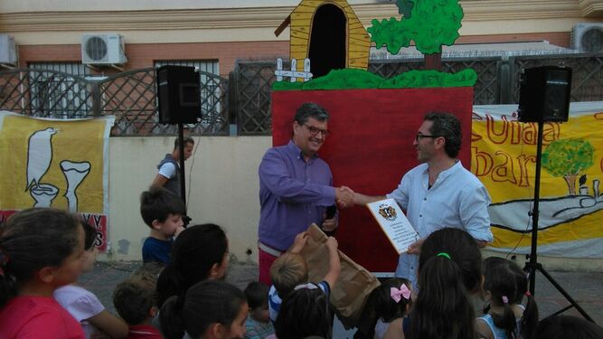 El presidente Jesús Palomo entrega el reconocimiento a Daniel Pérez.