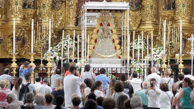 La Virgen del Rocío ya está en el presbiterio de la ermita a la que llegan a diario cientos de devotos.