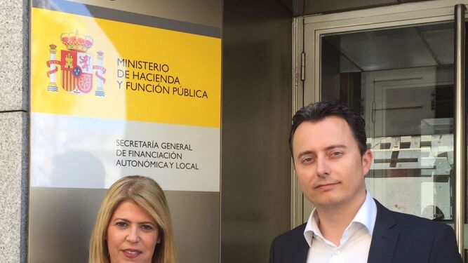 Mamen Sánchez y Santiago Galván, en la entrada del Ministerio de Hacienda en Madrid.