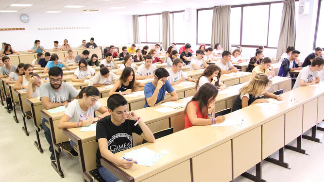 Estudiantes durante una prueba de Selectividad en la Escuela Técnica Superior de Ingeniería Informática.