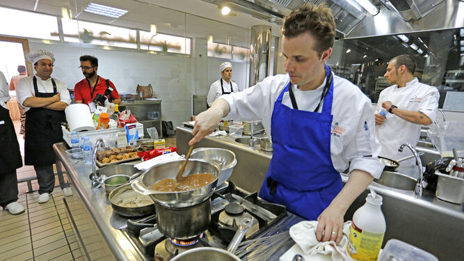 El chef inglés, Michael Nizzero, en pleno trabajo ayer en la Escuela de Hostelería. Suyo fue el mejor postre.