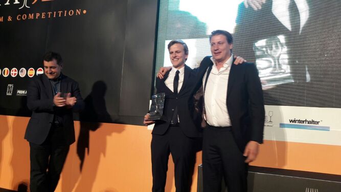 El sumiller y el chef del equipo de Holanda, tras recibir el premio con Josep Roca