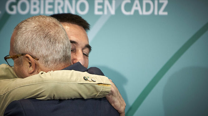 Fernando López Gil abraza a su sucesor, Juan Luis Belizón, tras la rueda de prensa en la que se confirmó el relevo al frente de la Delegación del Gobierno andaluz en Cádiz.