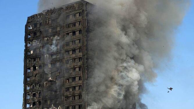 Las imágenes del incendio en la torre residencial de Londres