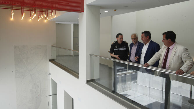 Joaquín Castillo, Juan Espadas y Juan Carlos Cabrera, en la visita a la comisaría de Bellavista.