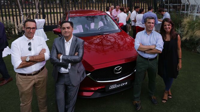 Angel Fernández, gerente de Tempul Motor, posa junto a su equipo con el nuevo Mazda CX-5 en la presentación.