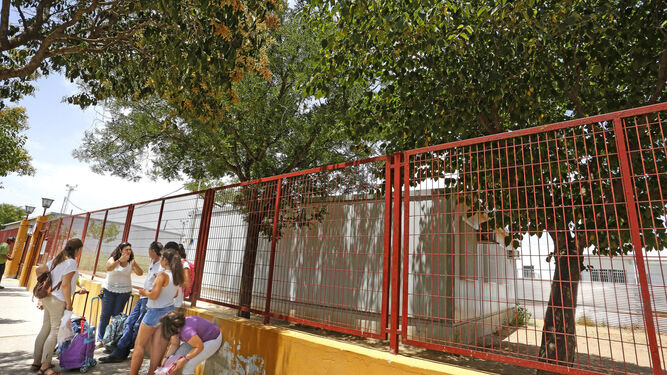 Un grupo de menores del CEIP San José Obrero se refugia a la salida del colegio de las altas temperaturas que se sufrieron ayer en la ciudad.
