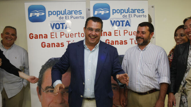 Los ex alcaldes Enrique Moresco y Alfonso Candón en la campaña de 2011.