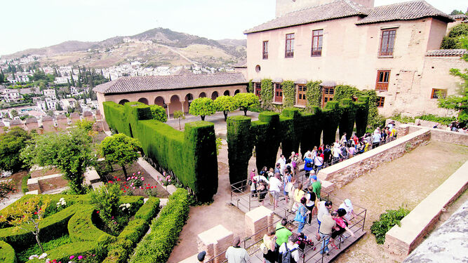 Turistas en la Alhambra.