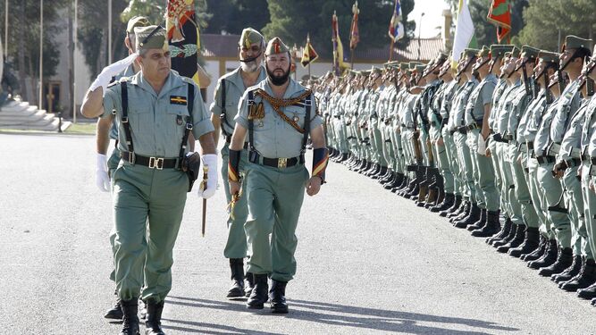 El Jefe del Estado Mayor del Ejército, Francisco Javier Varela Salas, pasa revista a las unidades de la Legión cuando desempeñaba el cargo de general jefe de la Brileg