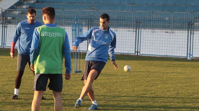 David Zamora e Isra, en un rondo durante un entrenamiento en el Campo de La Juventud.