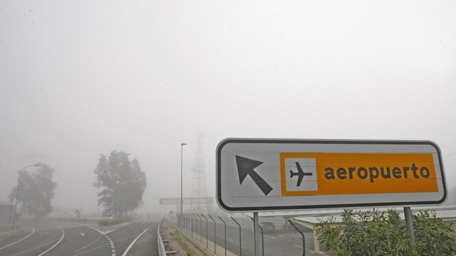 Imagen de la autovía que conduce al aeropuerto afectada por la niebla.