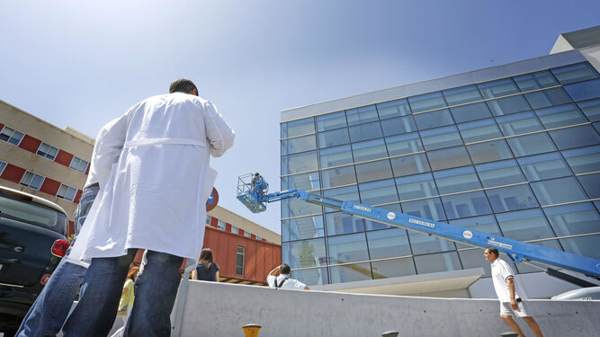 Imagen de los trabajos desarrollados ayer en el edificio de Radioterapia en el complejo hospitalario de Jerez.