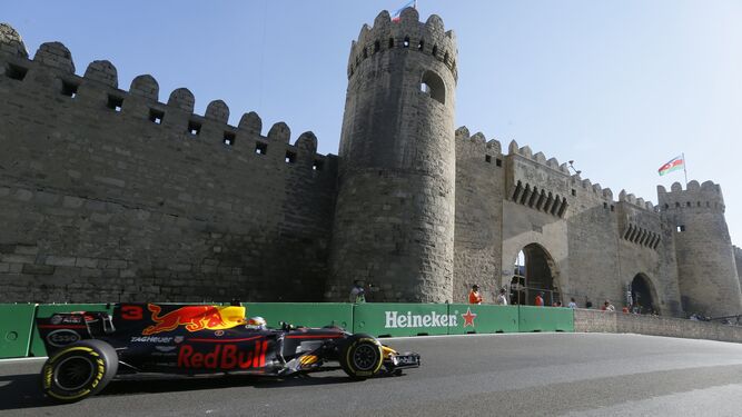 El Red Bull de Ricciardo, en uno de sus giros en Baku.