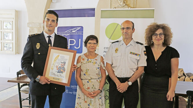 Ingelmo sostiene el trofeo ayer junto a Carmen Collado (iz.), Pepa Pacheco (der.) y familiares de Juan Andrés García.