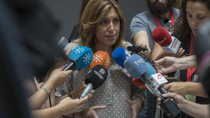 Susana Díaz atiende a los medios esta mañana en Sevilla.