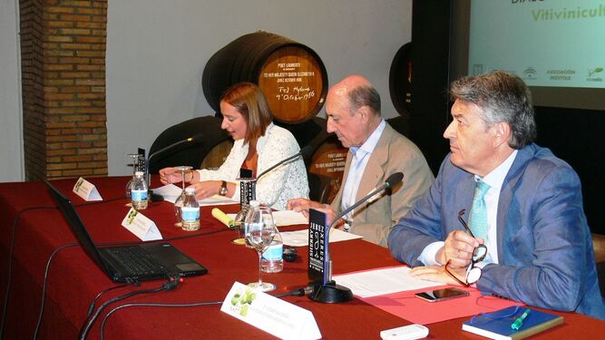 La diputada provincial, ayer junto a los responsables del Consejo del vino en la inauguración de la jornada.