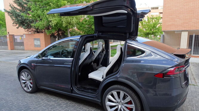 Este Tesla Model X es un SUV de tres filas de asientos y siete plazas.