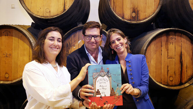 Ximena Maier, Enrique García-Máiquez y Paula Fernández de Bobadilla posan con el libro.