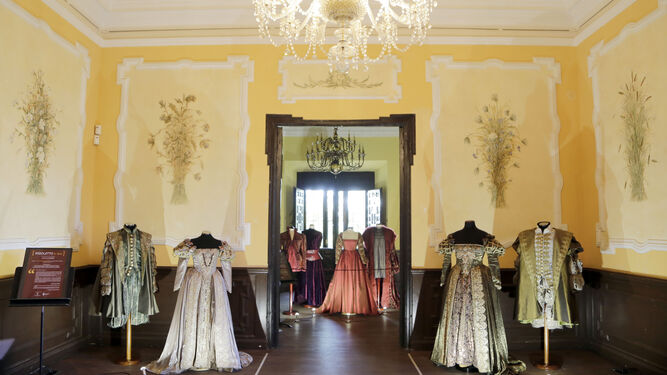 Una imagen de algunos de los vestidos exhibidos en Villavicencio.