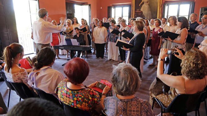 Un momento de la pincelada sonora ofrecida por el Coro del Villamarta en la inauguración.