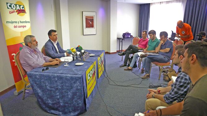 Miguel Pérez y Bartolomé Ramírez, de la ejecutiva provincial de Coag, ayer en rueda de prensa.
