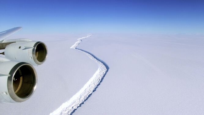 Un enorme iceberg se desprende de la Antártida