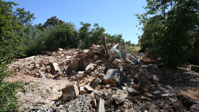 Una montaña de escombros es lo que ha quedado de la Casa Duclós, de propiedad municipal.