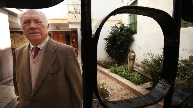 Jaime Bachiller Martínez posa en el exterior de su casa en una imagen tomada en 2011 para una entrevista con este Diario.