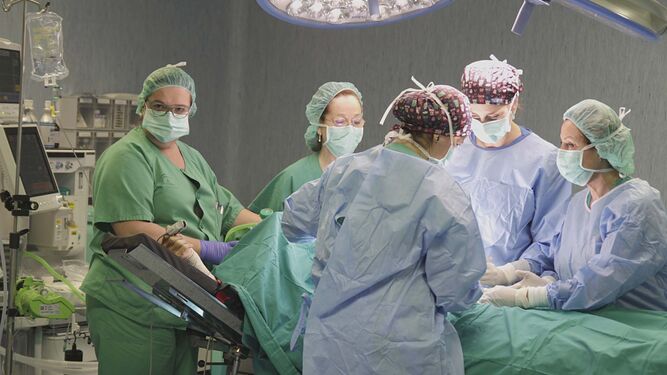 Médicos y enfermeros del SAS durante una operación en el Hospital Infanta Elena de Huelva.