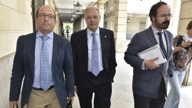 El ex consejero Ángel Ojeda, en los juzgados con sus abogados, Simón Fernández y Juan Carlos Alférez.