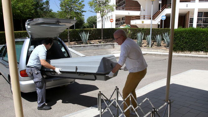 Llegada del cadáver de Blesa al Tanatorio de la Fuensanta de Córdoba.